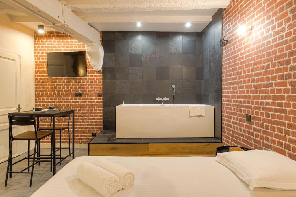 Industrial-Style Studio With Bathtub, Vieux-Lyon Extérieur photo