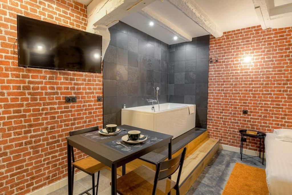 Industrial-Style Studio With Bathtub, Vieux-Lyon Extérieur photo