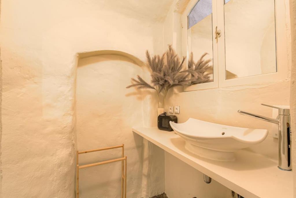 Industrial-Style Studio With Bathtub, Vieux-Lyon Extérieur photo