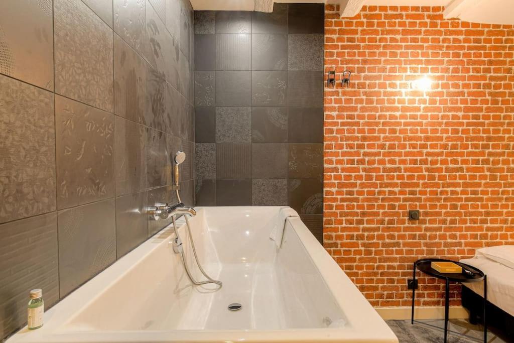 Industrial-Style Studio With Bathtub, Vieux-Lyon Extérieur photo