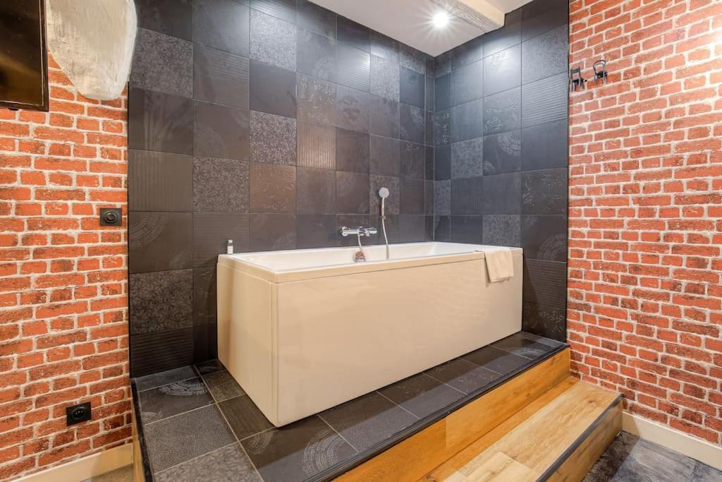 Industrial-Style Studio With Bathtub, Vieux-Lyon Extérieur photo
