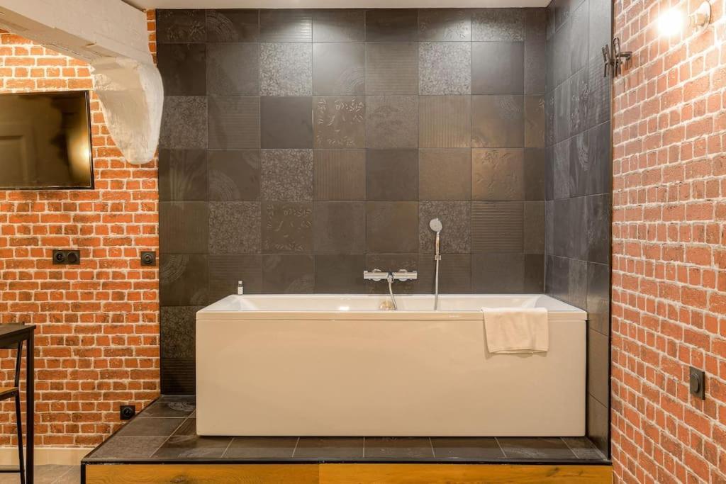 Industrial-Style Studio With Bathtub, Vieux-Lyon Extérieur photo