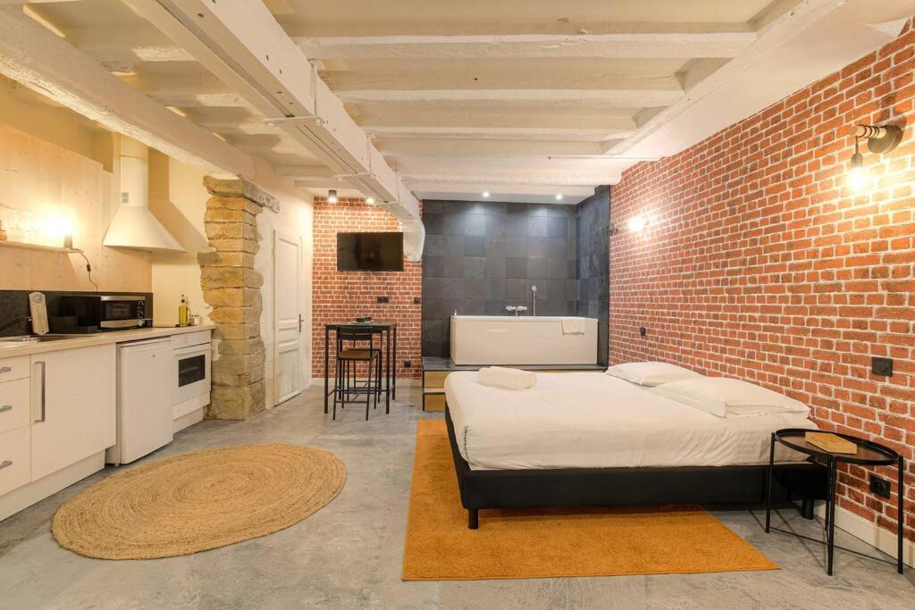 Industrial-Style Studio With Bathtub, Vieux-Lyon Extérieur photo